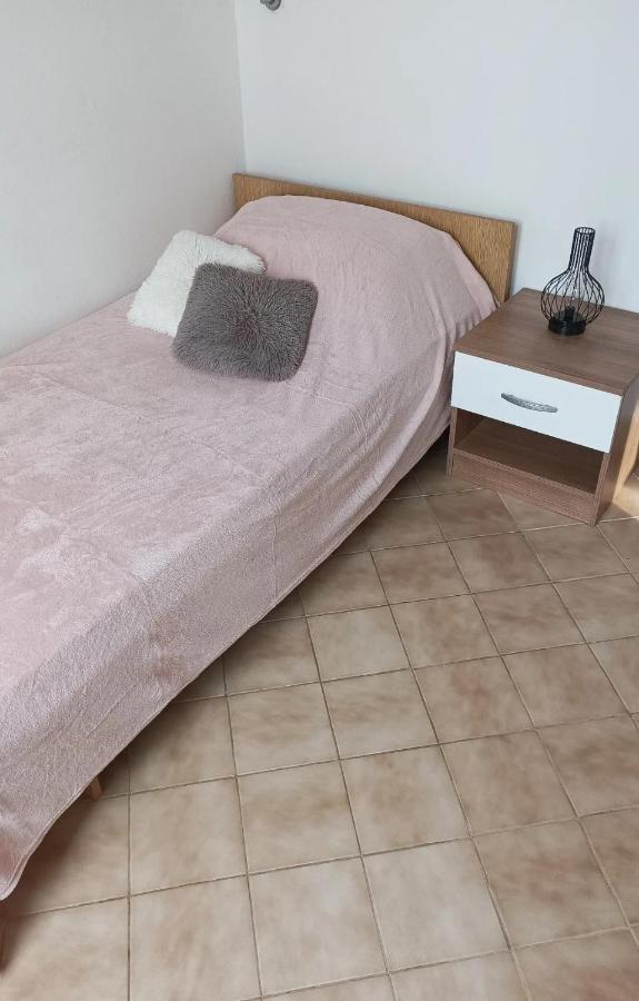 Family Apartments Tomy Punat Buitenkant foto