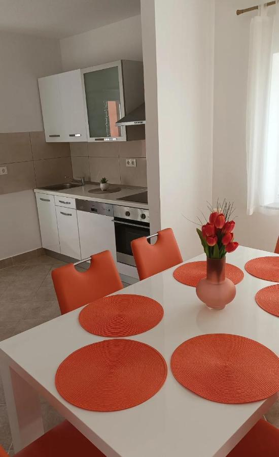 Family Apartments Tomy Punat Buitenkant foto