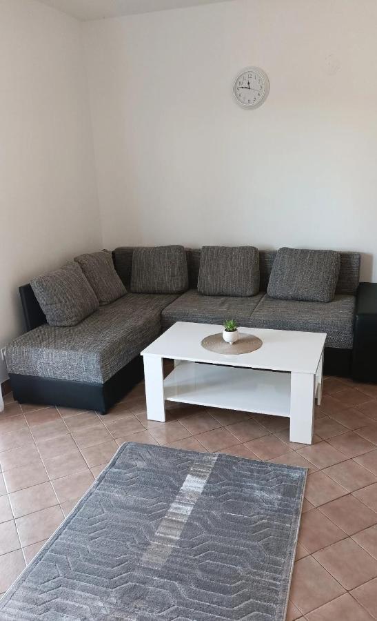 Family Apartments Tomy Punat Buitenkant foto