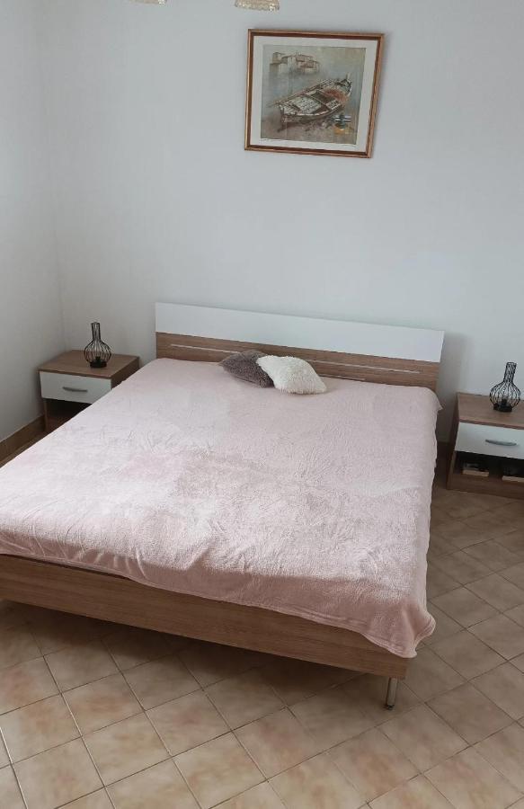 Family Apartments Tomy Punat Buitenkant foto